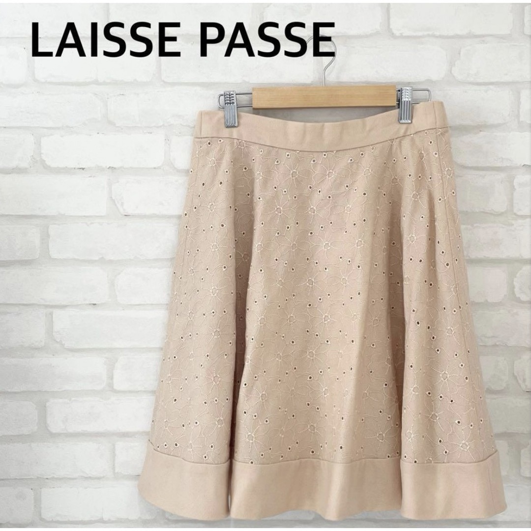 LAISSE PASSE(レッセパッセ)の【美品】LAISSE PASSE スカート 花柄　ベージュ ひざ丈 花柄 フレア レディースのスカート(ひざ丈スカート)の商品写真