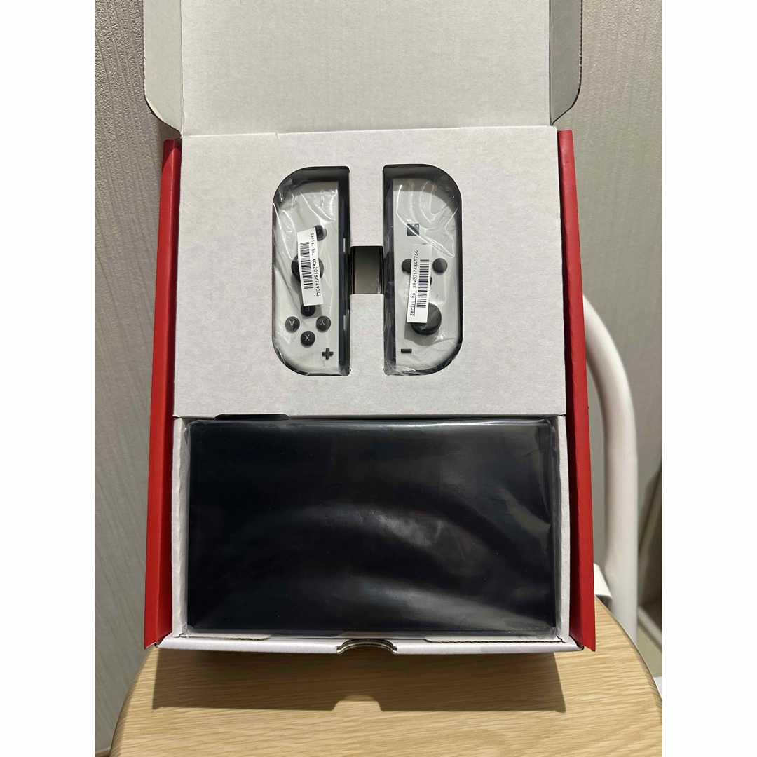 Nintendo Switch(ニンテンドースイッチ)の【保証書・レシート付き】Nintendo Switch 本体 有機ELモデル エンタメ/ホビーのゲームソフト/ゲーム機本体(家庭用ゲーム機本体)の商品写真