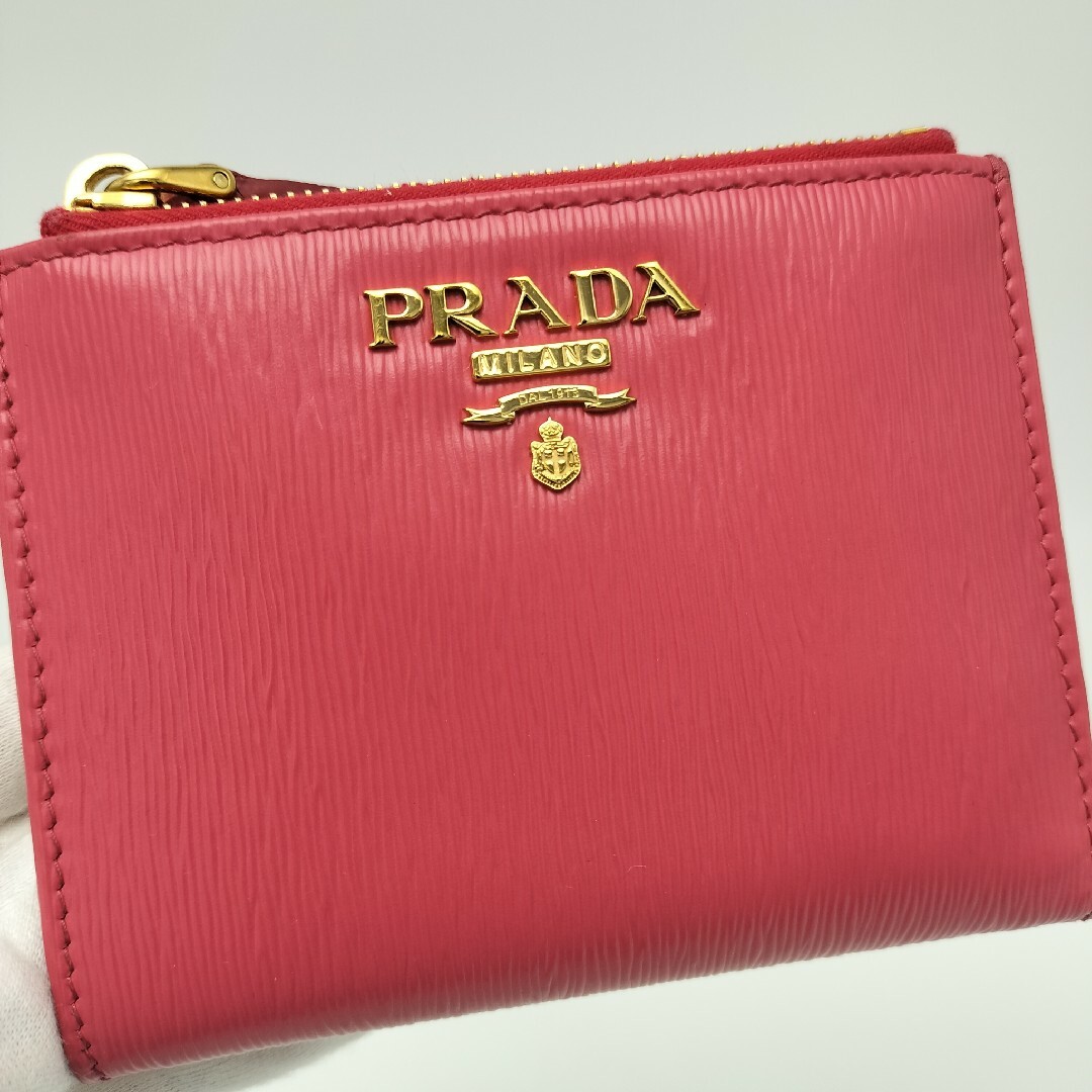 PRADA(プラダ)の極美品✨プラダ　折り財布　レザー レディースのファッション小物(財布)の商品写真