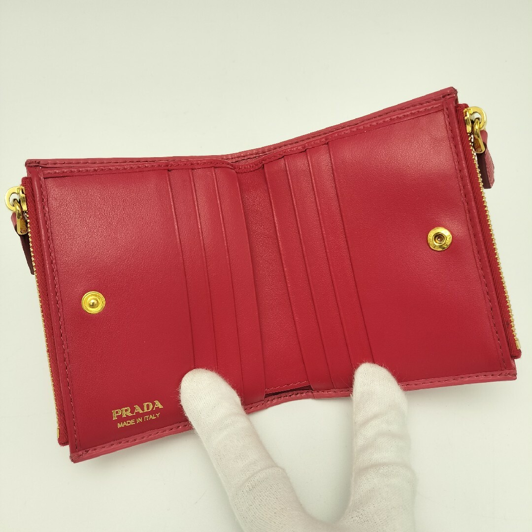 PRADA(プラダ)の極美品✨プラダ　折り財布　レザー レディースのファッション小物(財布)の商品写真