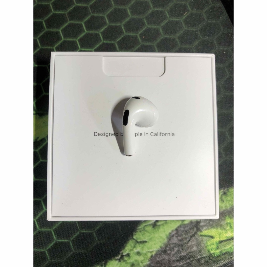 Apple(アップル)のApple AirPods 第3世代　右側　右耳　右 スマホ/家電/カメラのオーディオ機器(ヘッドフォン/イヤフォン)の商品写真