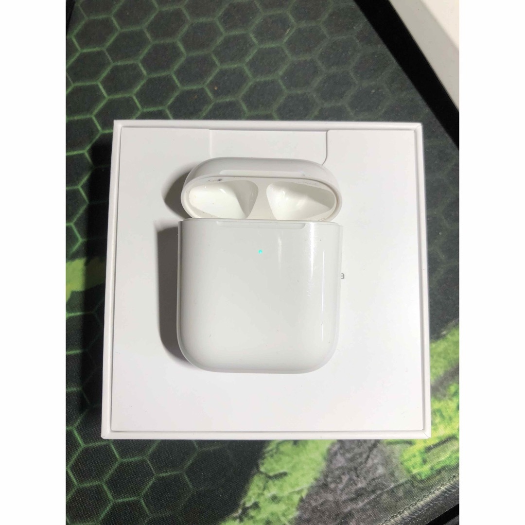 Apple(アップル)のApple AirPods 第二世代　充電ケース　ワイヤレス充電 スマホ/家電/カメラのオーディオ機器(ヘッドフォン/イヤフォン)の商品写真