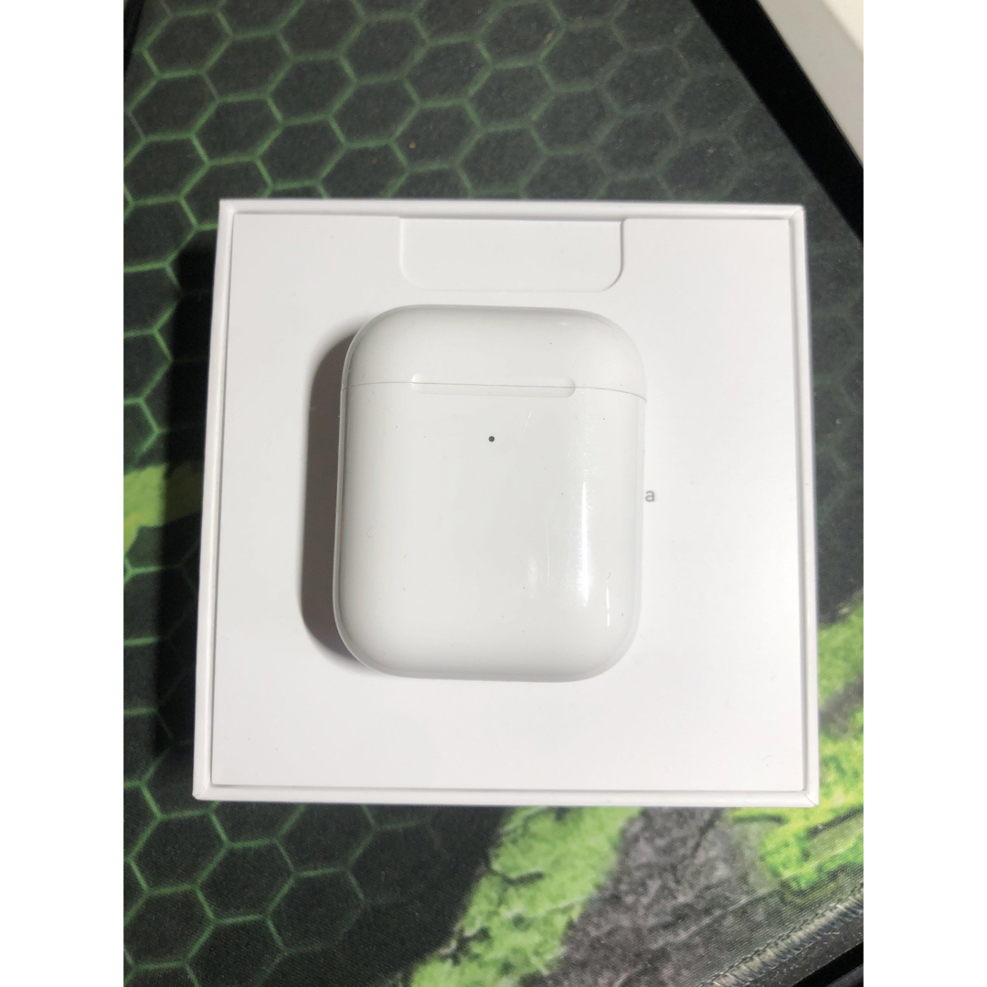 Apple(アップル)のApple AirPods 第二世代　充電ケース　ワイヤレス充電 スマホ/家電/カメラのオーディオ機器(ヘッドフォン/イヤフォン)の商品写真