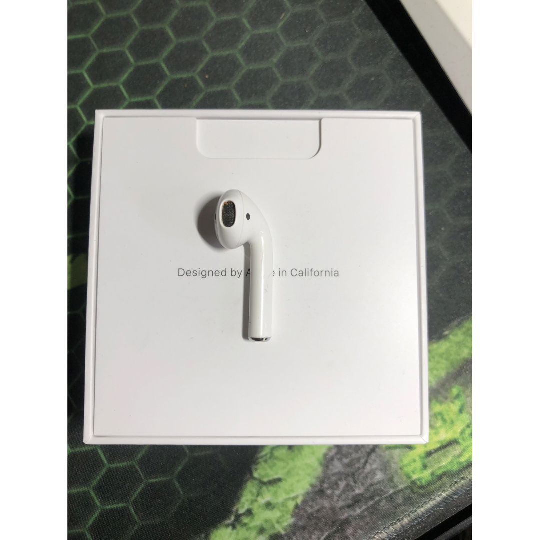 Apple(アップル)のApple AirPods 第二世代　左側　左耳　左耳 スマホ/家電/カメラのオーディオ機器(ヘッドフォン/イヤフォン)の商品写真