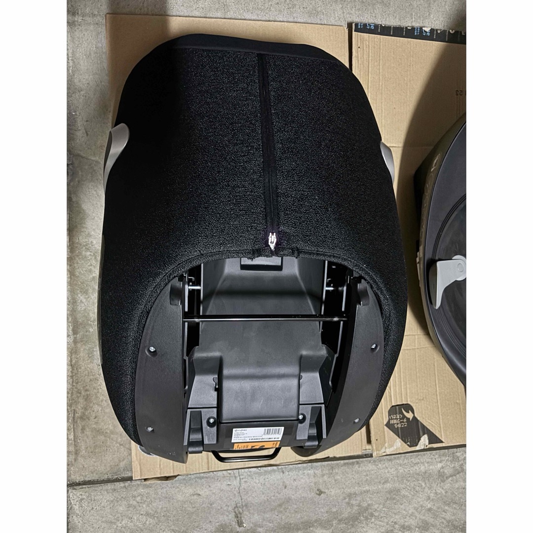 cybex(サイベックス)のcybex シローナ　Sirona Z2 i-Size ベース　Base Z2 キッズ/ベビー/マタニティの外出/移動用品(自動車用チャイルドシート本体)の商品写真