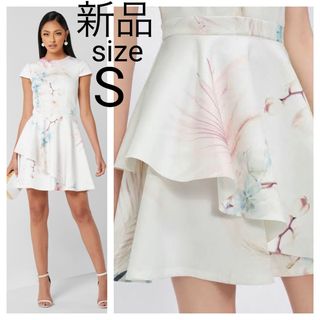 テッドベイカー(TED BAKER)の新品 TED BAKER ティアードフレア×フローラルプリント ワンピースドレス(ひざ丈ワンピース)