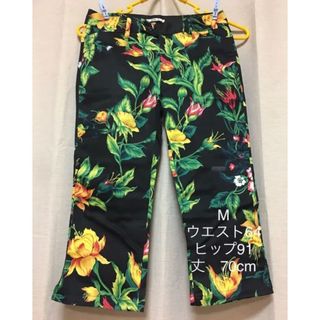 ビームス(BEAMS)の新品　パンツ　ボタニカルフラワー　サファリ　ハワイ　クロップドパンツ　黒　花柄(クロップドパンツ)