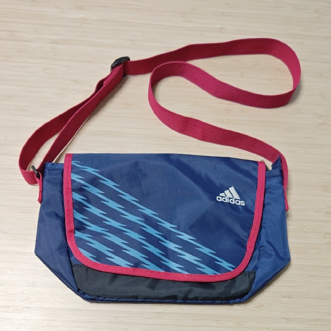 adidas(アディダス)のアディダス ショルダーバッグ キッズ/ベビー/マタニティのこども用バッグ(通園バッグ)の商品写真