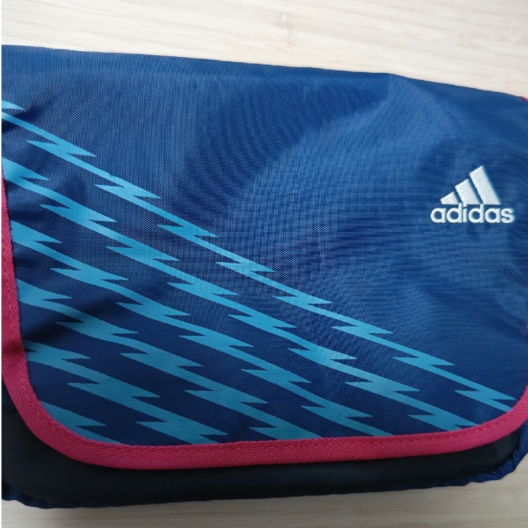 adidas(アディダス)のアディダス ショルダーバッグ キッズ/ベビー/マタニティのこども用バッグ(通園バッグ)の商品写真