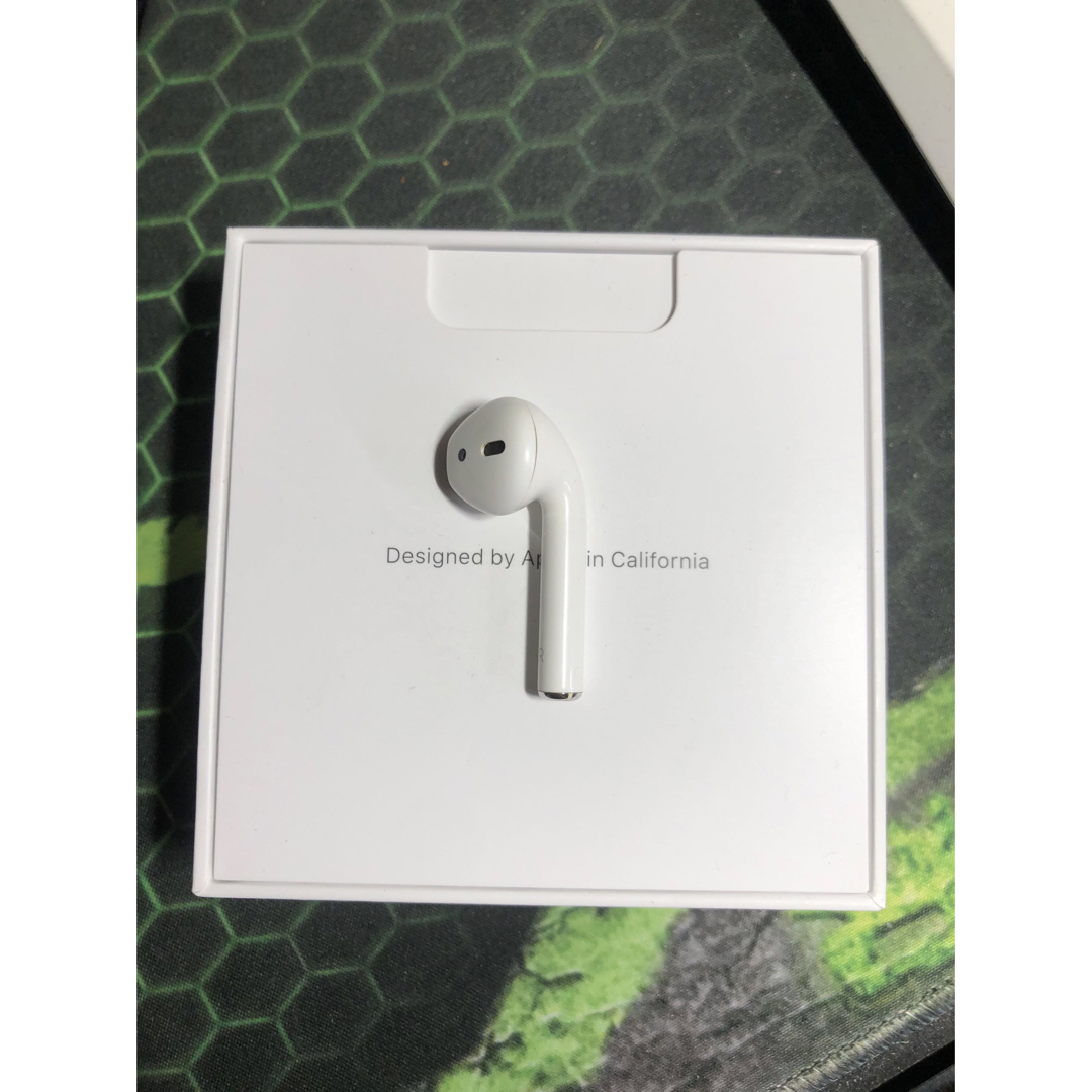 Apple(アップル)のApple AirPods 第二世代　右側　右耳　右 スマホ/家電/カメラのオーディオ機器(ヘッドフォン/イヤフォン)の商品写真