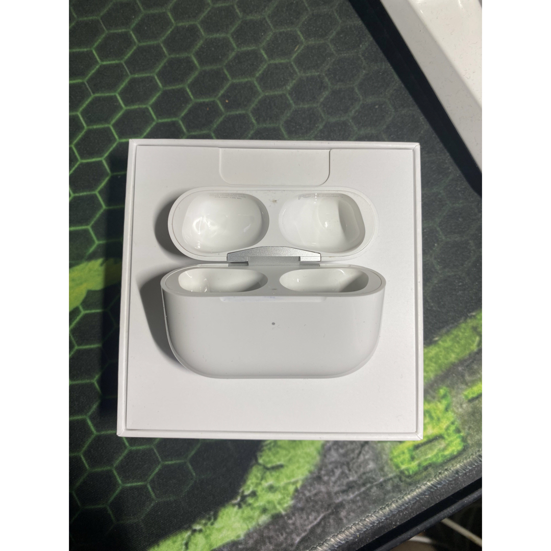 Apple(アップル)のApple AirPods  Pro 第1世代　充電ケース スマホ/家電/カメラのオーディオ機器(ヘッドフォン/イヤフォン)の商品写真