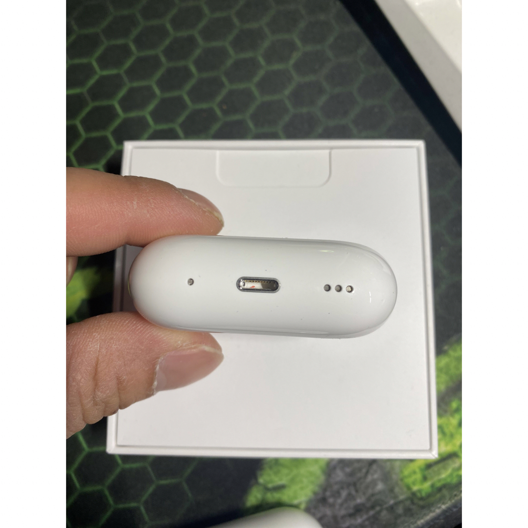 Apple(アップル)のApple AirPods  Pro 第二世代　充電ケースlightning充電 スマホ/家電/カメラのオーディオ機器(ヘッドフォン/イヤフォン)の商品写真