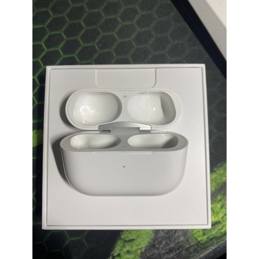 Apple(アップル)のApple AirPods  Pro 第二世代　充電ケースlightning充電 スマホ/家電/カメラのオーディオ機器(ヘッドフォン/イヤフォン)の商品写真