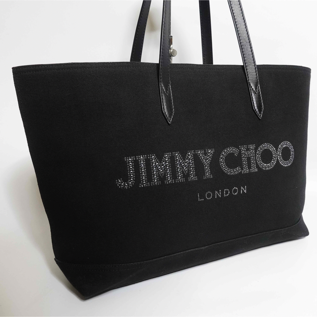 JIMMY CHOO(ジミーチュウ)の【美品】ジミーチュウ　トートバッグ　キャンバス　黒　ロゴ　大容量　スタッズ レディースのバッグ(トートバッグ)の商品写真