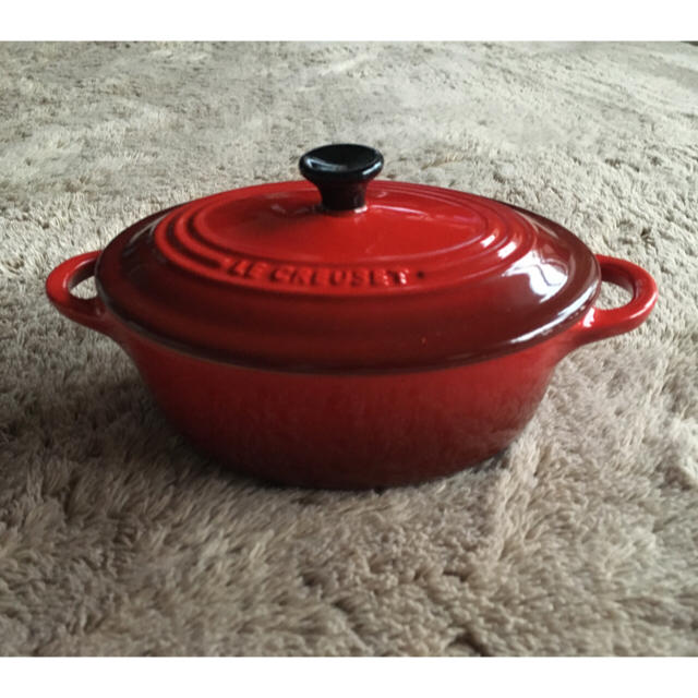 LE CREUSET(ルクルーゼ)のル・クルーゼLECREUSETミニオーバルココット赤レッド インテリア/住まい/日用品のキッチン/食器(食器)の商品写真