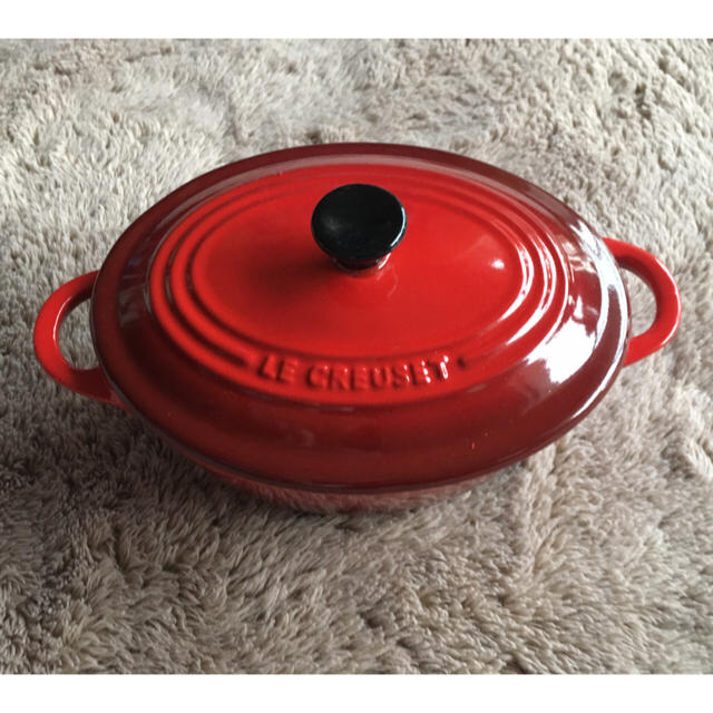 LE CREUSET(ルクルーゼ)のル・クルーゼLECREUSETミニオーバルココット赤レッド インテリア/住まい/日用品のキッチン/食器(食器)の商品写真