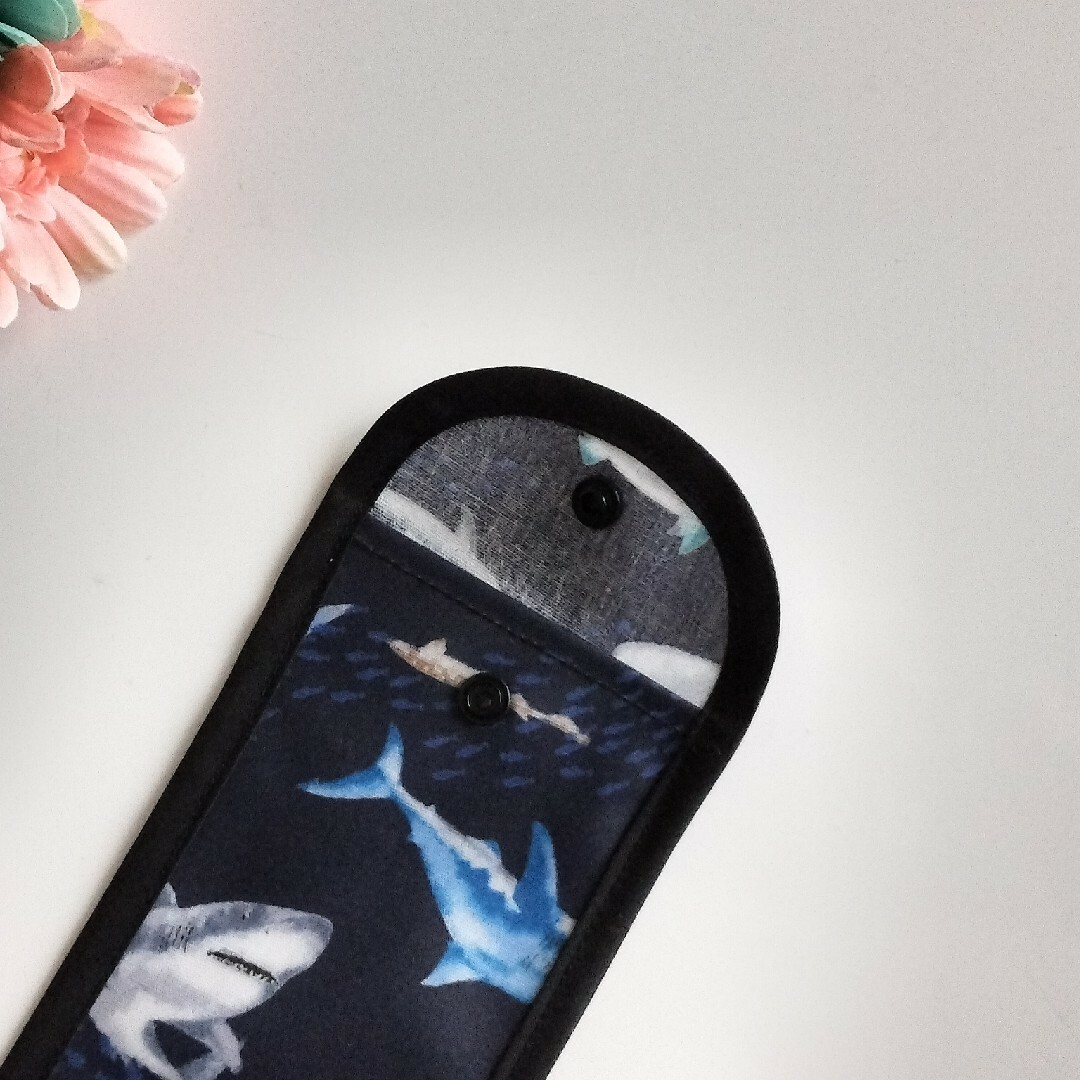 ループ付きリコーダーケース☆サメ　ネイビー　海の生き物　男の子用 ハンドメイドのキッズ/ベビー(バッグ/レッスンバッグ)の商品写真