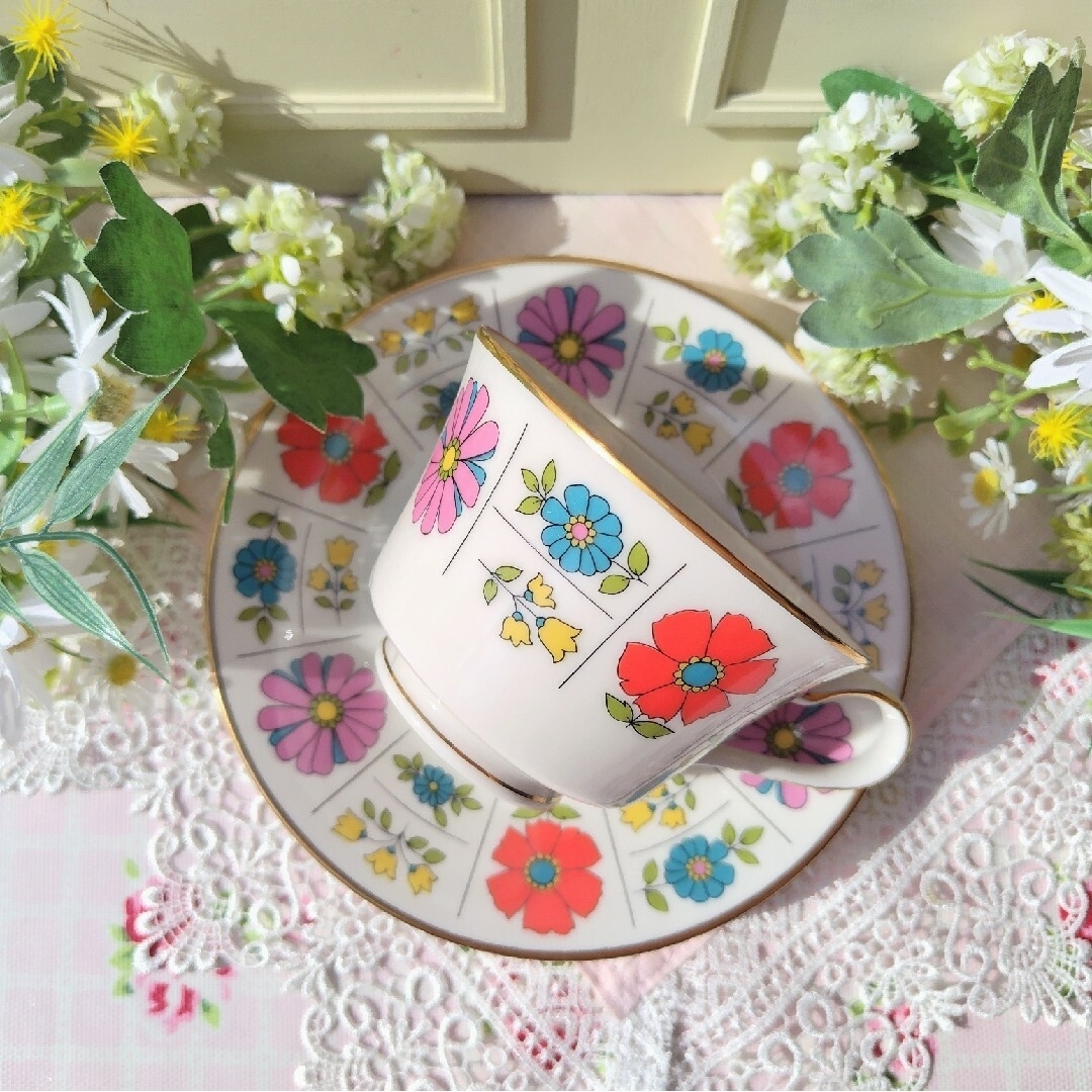 Noritake(ノリタケ)のノリタケ♥アイボリーチャイナ レトロ ポップ 花柄 カップ＆ソーサー 6客セット インテリア/住まい/日用品のキッチン/食器(食器)の商品写真