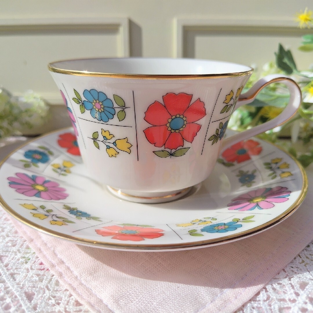 Noritake(ノリタケ)のノリタケ♥アイボリーチャイナ レトロ ポップ 花柄 カップ＆ソーサー 6客セット インテリア/住まい/日用品のキッチン/食器(食器)の商品写真