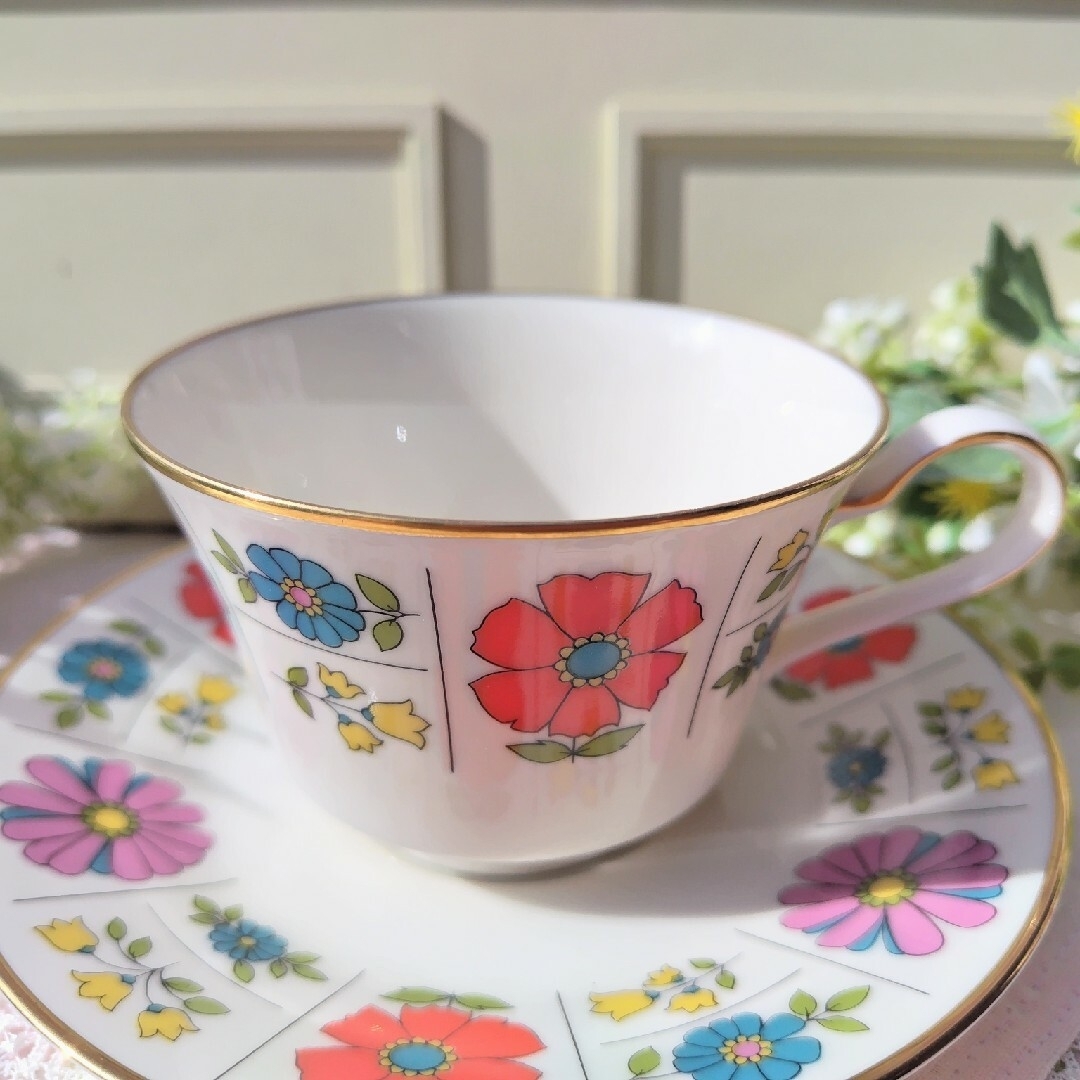 Noritake(ノリタケ)のノリタケ♥アイボリーチャイナ レトロ ポップ 花柄 カップ＆ソーサー 6客セット インテリア/住まい/日用品のキッチン/食器(食器)の商品写真