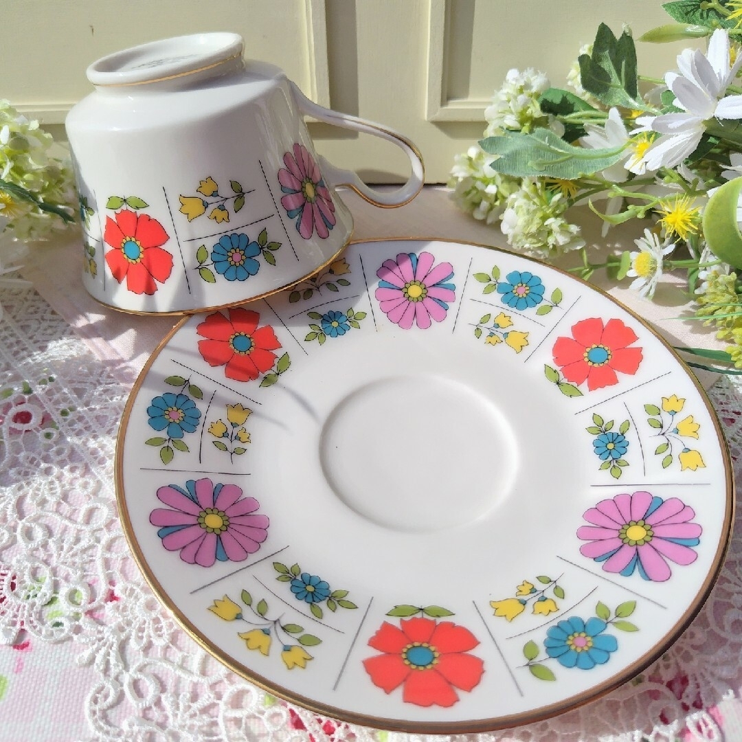 Noritake(ノリタケ)のノリタケ♥アイボリーチャイナ レトロ ポップ 花柄 カップ＆ソーサー 6客セット インテリア/住まい/日用品のキッチン/食器(食器)の商品写真