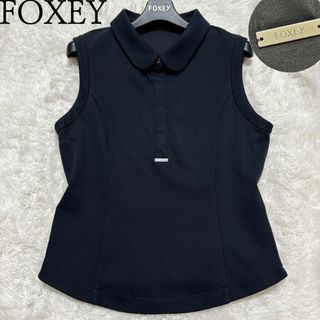 フォクシー(FOXEY)のFOXEY フォクシー　ノースリーブポロシャツ　ロゴプレート　サイドジップ　丸襟(シャツ/ブラウス(半袖/袖なし))