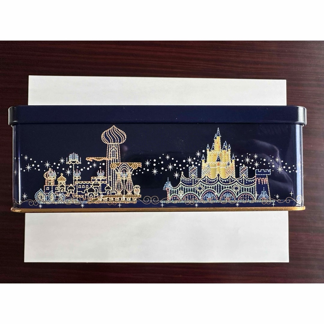 東京ディズニーランド　陶器製飾り皿(スタンド付)＋クッキー空き缶箱　２００１年製 インテリア/住まい/日用品のインテリア小物(置物)の商品写真