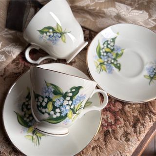 ロイヤルアルバート(ROYAL ALBERT)の英国製 Staffordshire England すずらんカップ＆ソーサーペア(食器)