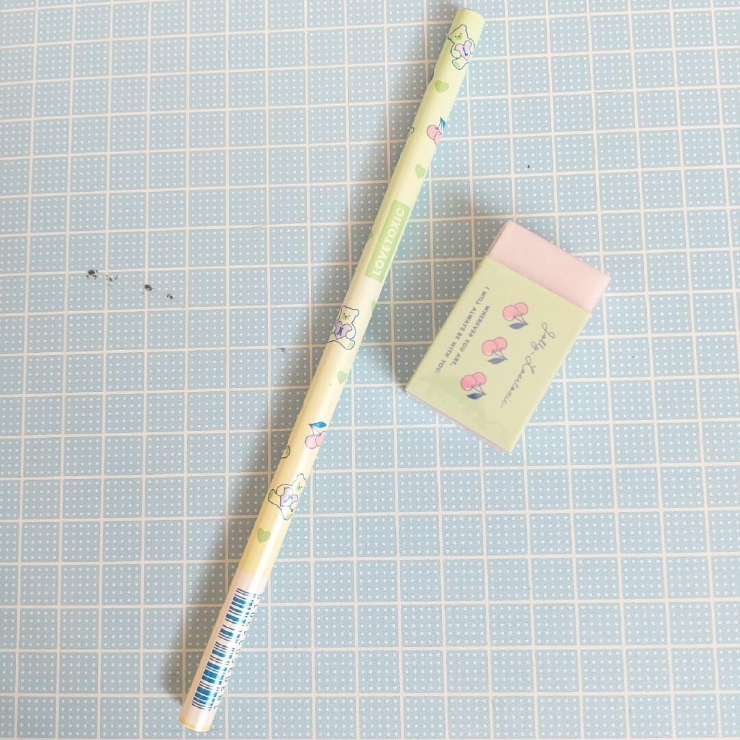 新品　鉛筆　消しゴム　グリーン　ピンク インテリア/住まい/日用品の文房具(消しゴム/修正テープ)の商品写真