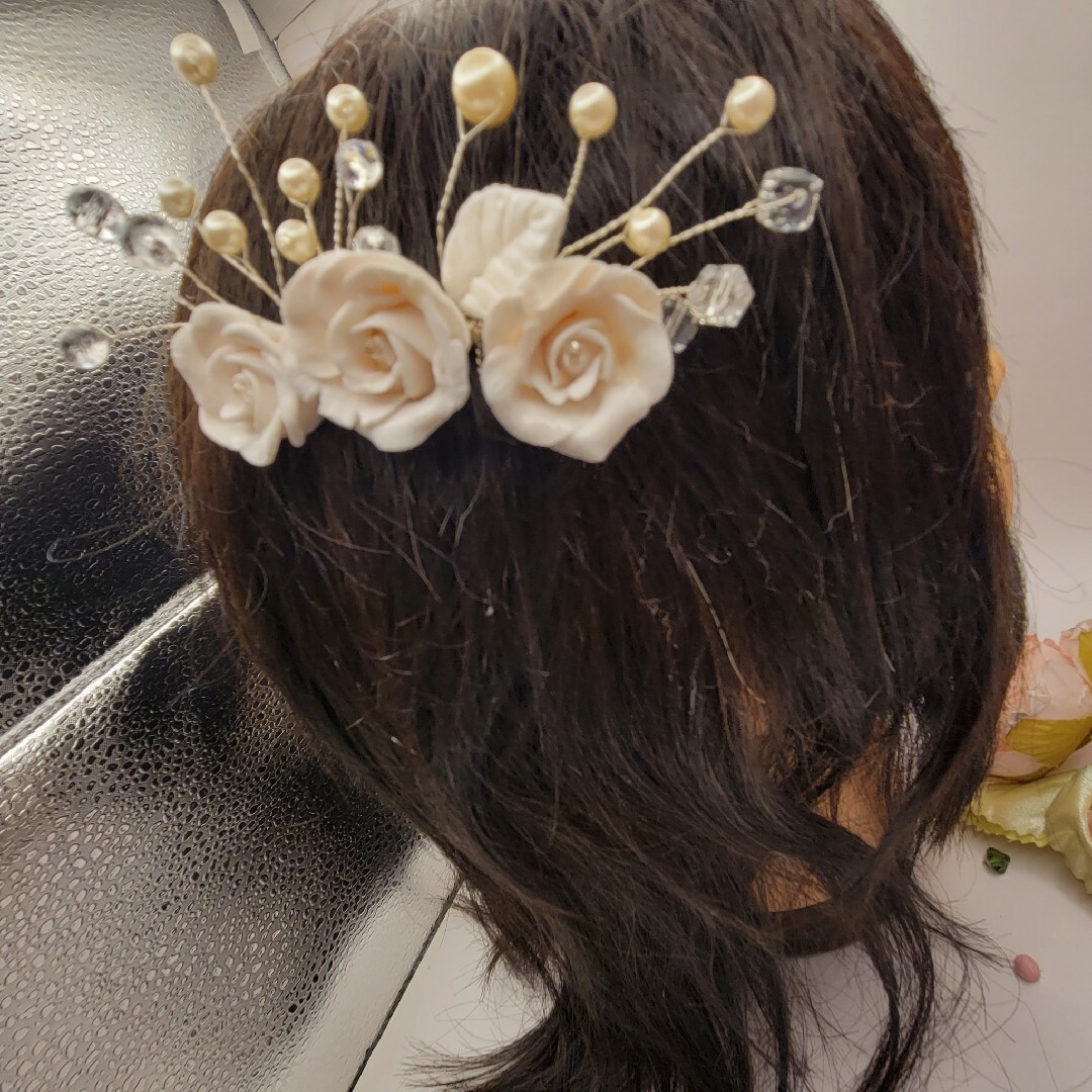 ホワイトクレイローズのコーム♪ ハンドメイドのアクセサリー(ヘアアクセサリー)の商品写真