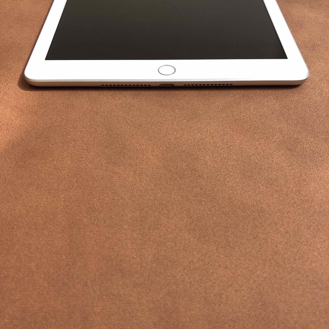 iPad(アイパッド)の7379 電池ほぼ新品 比較的綺麗 iPad6 第6世代 32GB SIMフリー スマホ/家電/カメラのPC/タブレット(タブレット)の商品写真