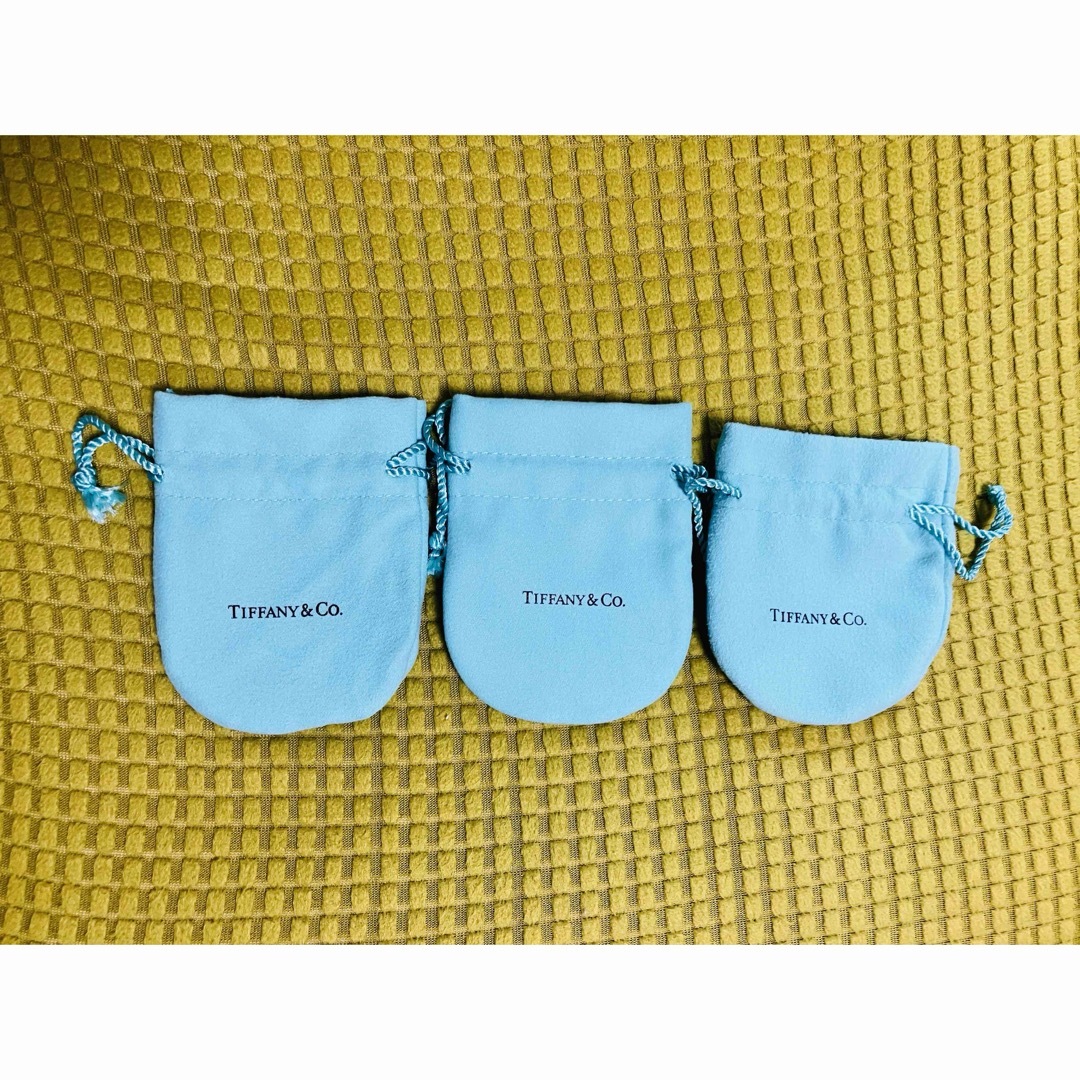 Tiffany & Co.(ティファニー)の【ティファニー】巾着袋 3枚 ＋紙袋（小） セット レディースのバッグ(ショップ袋)の商品写真