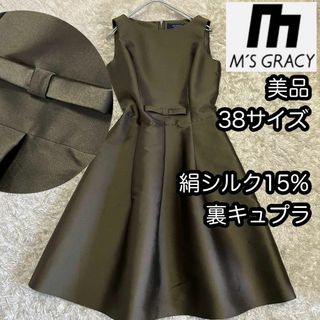 エムズグレイシー(M'S GRACY)の美品【エムズグレイシー】絹シルク15%光沢膝丈ワンピース 38サイズ リボン深緑(ひざ丈ワンピース)