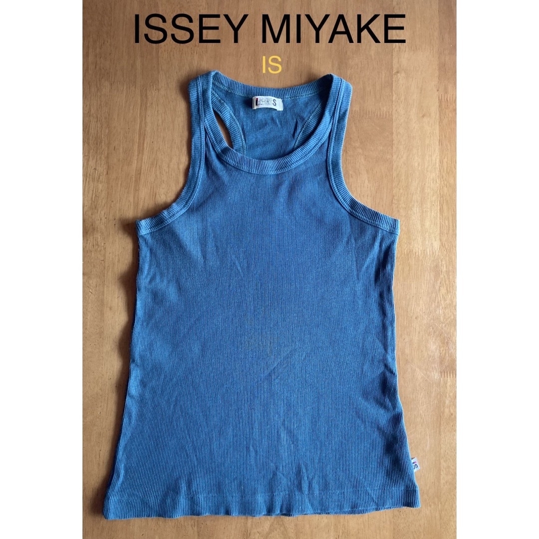 ISSEY MIYAKE(イッセイミヤケ)のイッセイミヤケISランニングモスグリーン レディースのトップス(タンクトップ)の商品写真