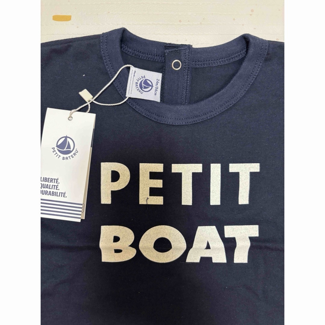 PETIT BATEAU(プチバトー)の新品☆PETIT BATEAU☆長袖グラフィックTシャツネイビー86㎝ キッズ/ベビー/マタニティのベビー服(~85cm)(Ｔシャツ)の商品写真