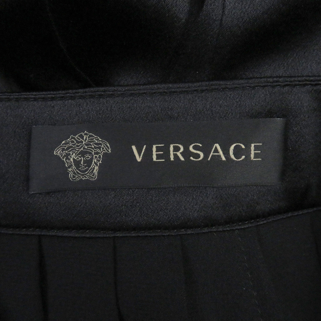 VERSACE(ヴェルサーチ)の極美品□VERSACE ヴェルサーチ シルク100％ メデューサ チェーンプリント  プリーツ ミニスカート ブラック 36 イタリア製 正規品 レディース レディースのスカート(ミニスカート)の商品写真