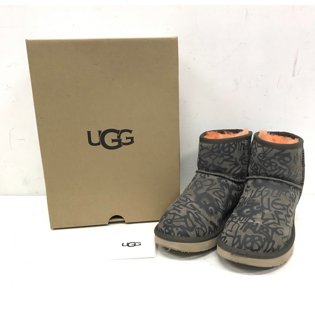 UGG(アグ)のUGG アグ クラシックストリートグラフィティミニ ショートムートンブーツ  レディースの靴/シューズ(ブーツ)の商品写真