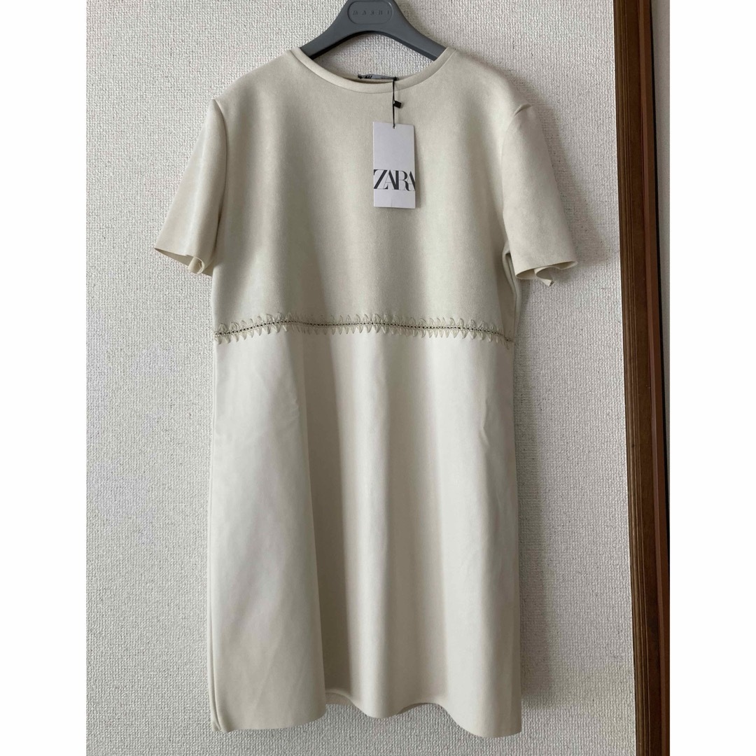 ZARA(ザラ)のZARA 2023 フェイクレザー切り替え　半袖ミニワンピースＭ　新品未使用 レディースのワンピース(ミニワンピース)の商品写真