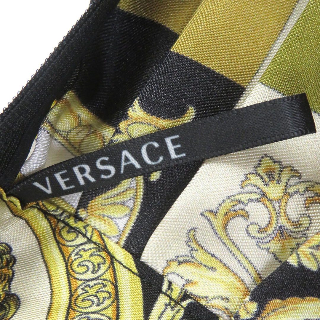 VERSACE(ヴェルサーチ)の極美品□VERSACE ヴェルサーチ 2020年製 A79448 シルク バロッコ メデューサ 金ボタン プリーツスカート ミニスカート カーキ系マルチカラー 38 イタリア製 正規品 レディース レディースのスカート(ミニスカート)の商品写真