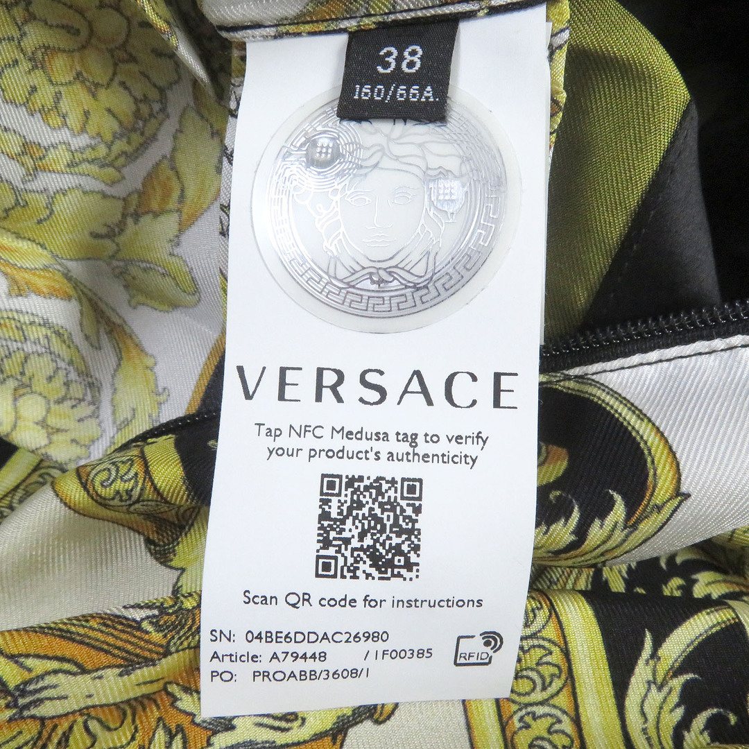 VERSACE(ヴェルサーチ)の極美品□VERSACE ヴェルサーチ 2020年製 A79448 シルク バロッコ メデューサ 金ボタン プリーツスカート ミニスカート カーキ系マルチカラー 38 イタリア製 正規品 レディース レディースのスカート(ミニスカート)の商品写真