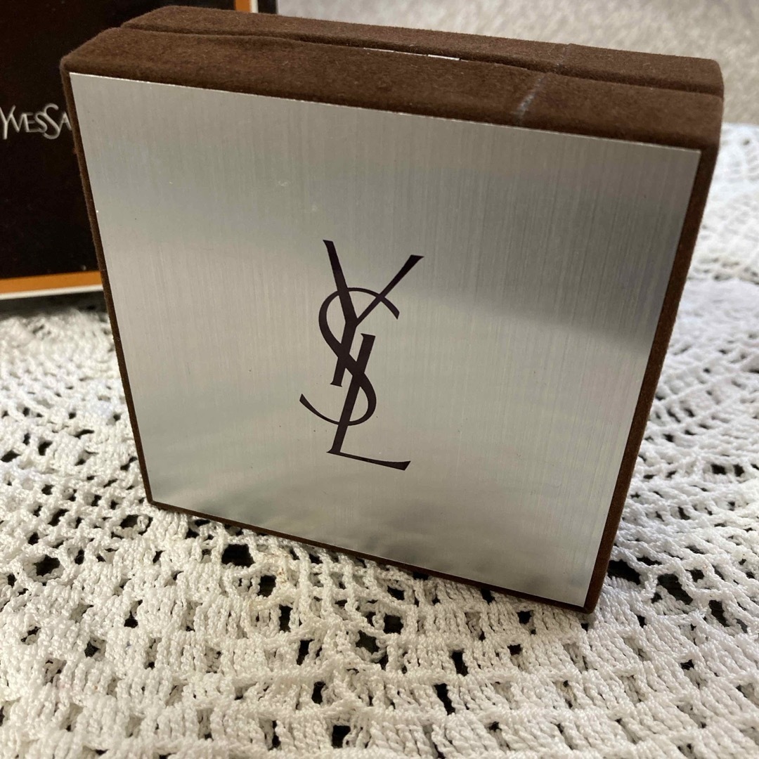 Yves Saint Laurent(イヴサンローラン)の訳あり　箱付きメンズ　ビジネスサンローランカフス　ネクタイピン　セット　ゴールド メンズのファッション小物(カフリンクス)の商品写真