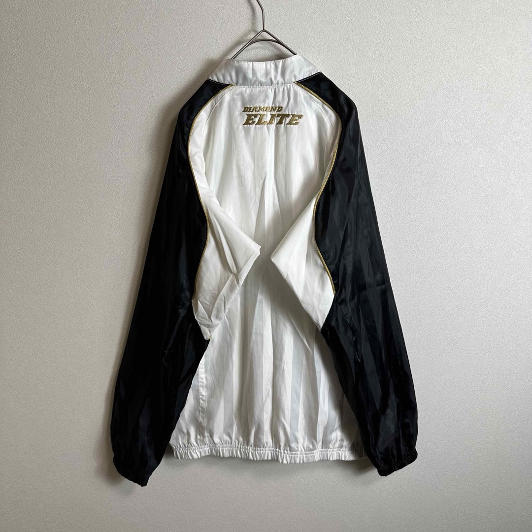 NIKE(ナイキ)のナイキ　ナイロンジャケット　Mサイズ　ハーフジップ　刺繍スウッシュロゴ　白　黒 メンズのジャケット/アウター(ナイロンジャケット)の商品写真