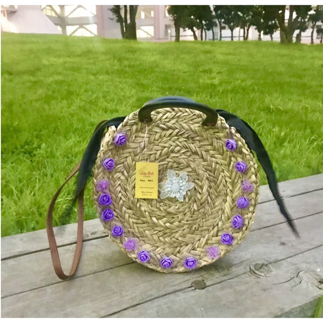 上品なウッド手持ち 紫系ローズデコラウンドかごバッグ 2wayかごバッグ レディースのバッグ(かごバッグ/ストローバッグ)の商品写真