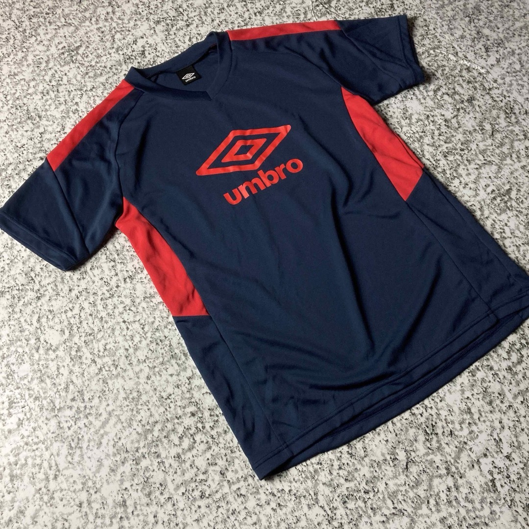 UMBRO(アンブロ)の【グッドレギュラー】アンブロ　ビッグロゴ　VネックTシャツ S/Sゲームシャツ メンズのトップス(Tシャツ/カットソー(半袖/袖なし))の商品写真