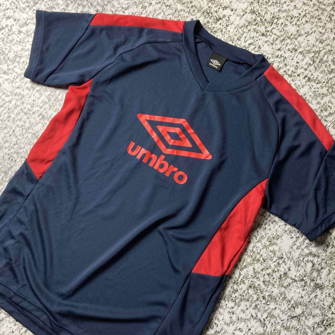 UMBRO(アンブロ)の【グッドレギュラー】アンブロ　ビッグロゴ　VネックTシャツ S/Sゲームシャツ メンズのトップス(Tシャツ/カットソー(半袖/袖なし))の商品写真