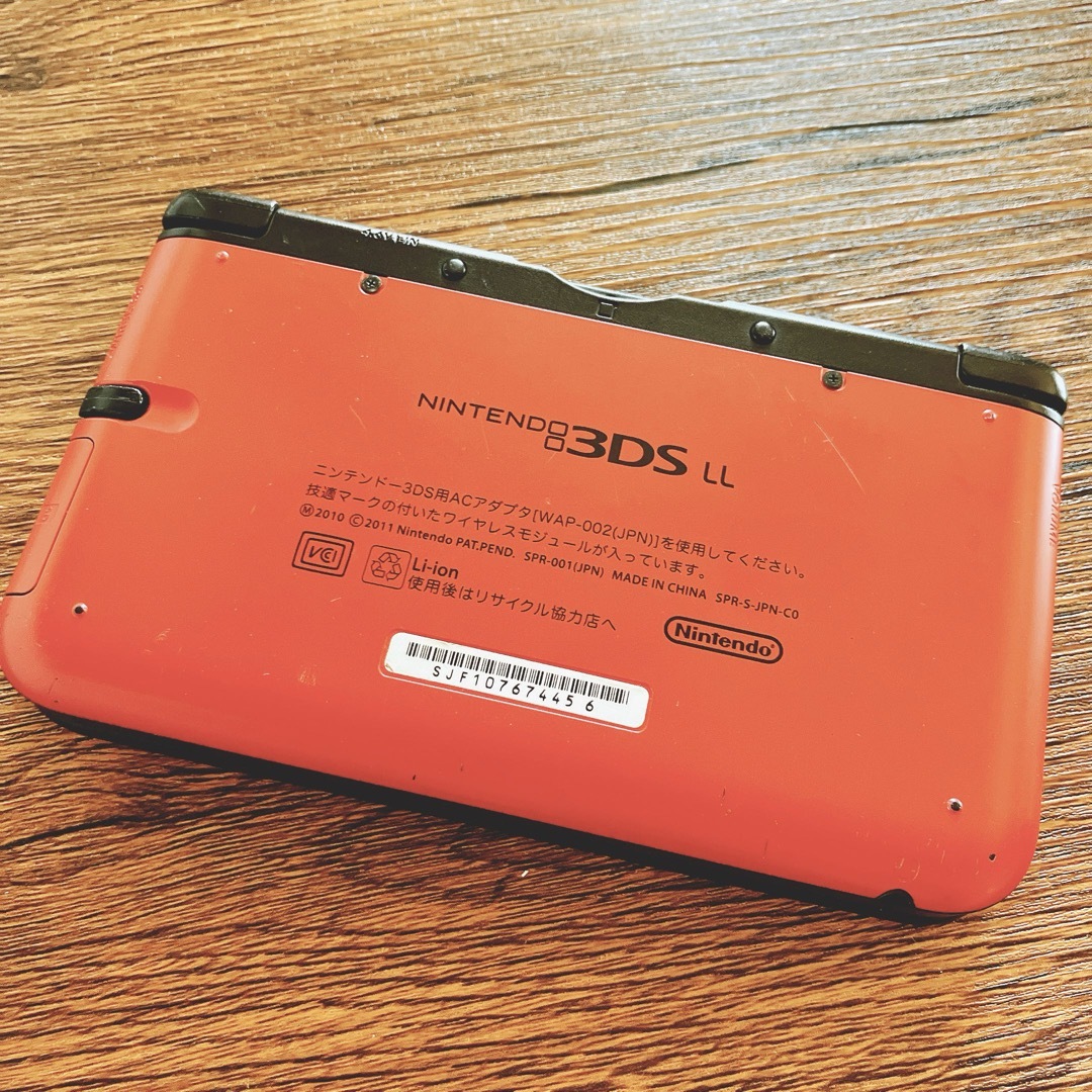 ニンテンドー3DS(ニンテンドー3DS)の【24時間以内発送】ニンテンドー3DS LL  本体　レッド　ブラック任天堂 エンタメ/ホビーのゲームソフト/ゲーム機本体(携帯用ゲーム機本体)の商品写真