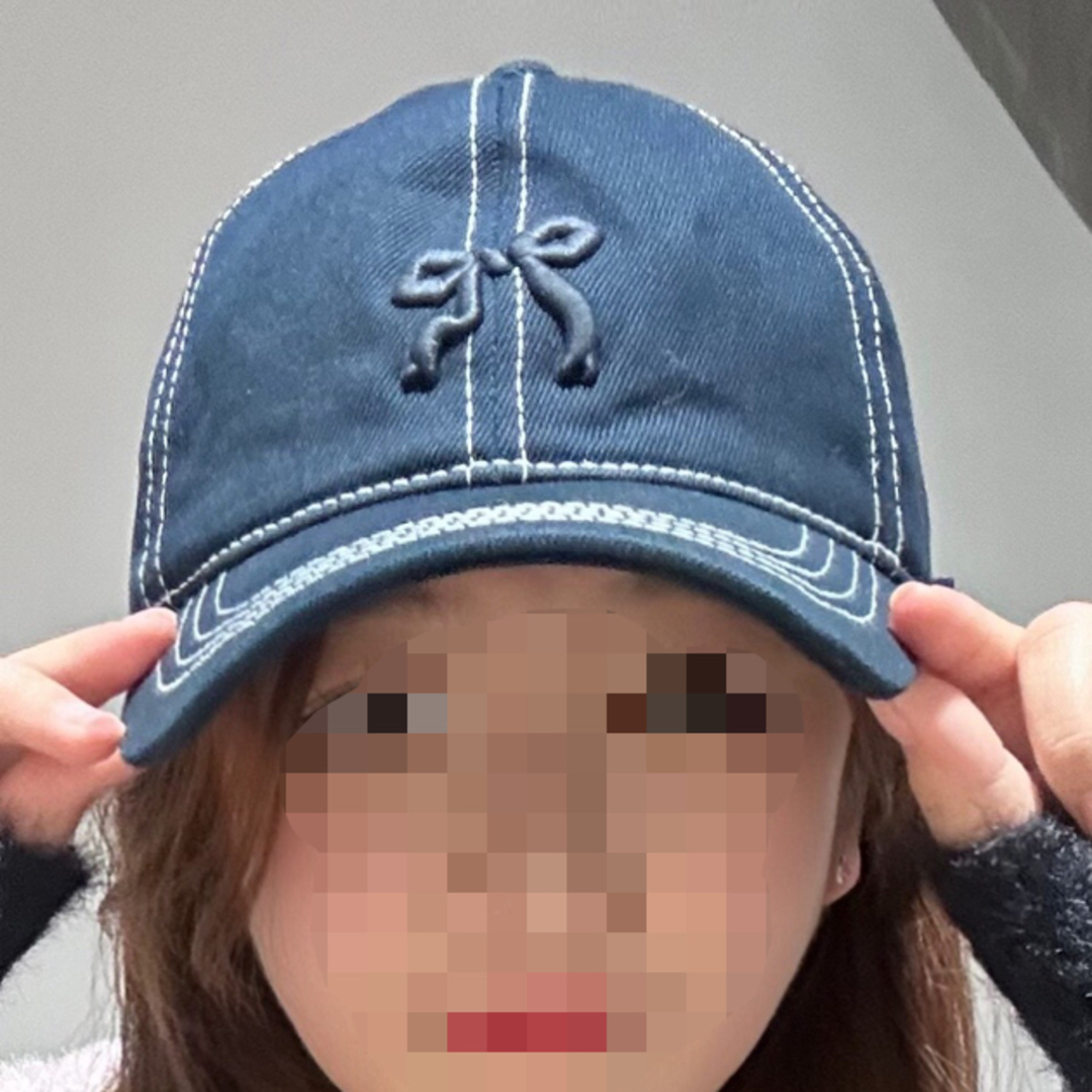 リボン刺繍のキャップ ネイビー　ワンポイント 大人可愛い トレンド　韓国風 レディースの帽子(キャップ)の商品写真