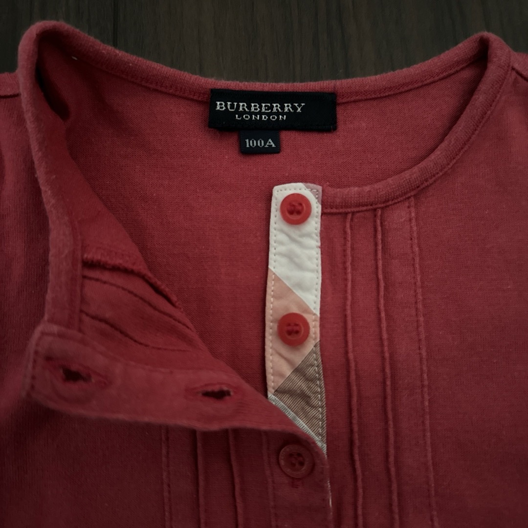 BURBERRY(バーバリー)のバーバリー☆赤トップス☆100 キッズ/ベビー/マタニティのキッズ服女の子用(90cm~)(Tシャツ/カットソー)の商品写真