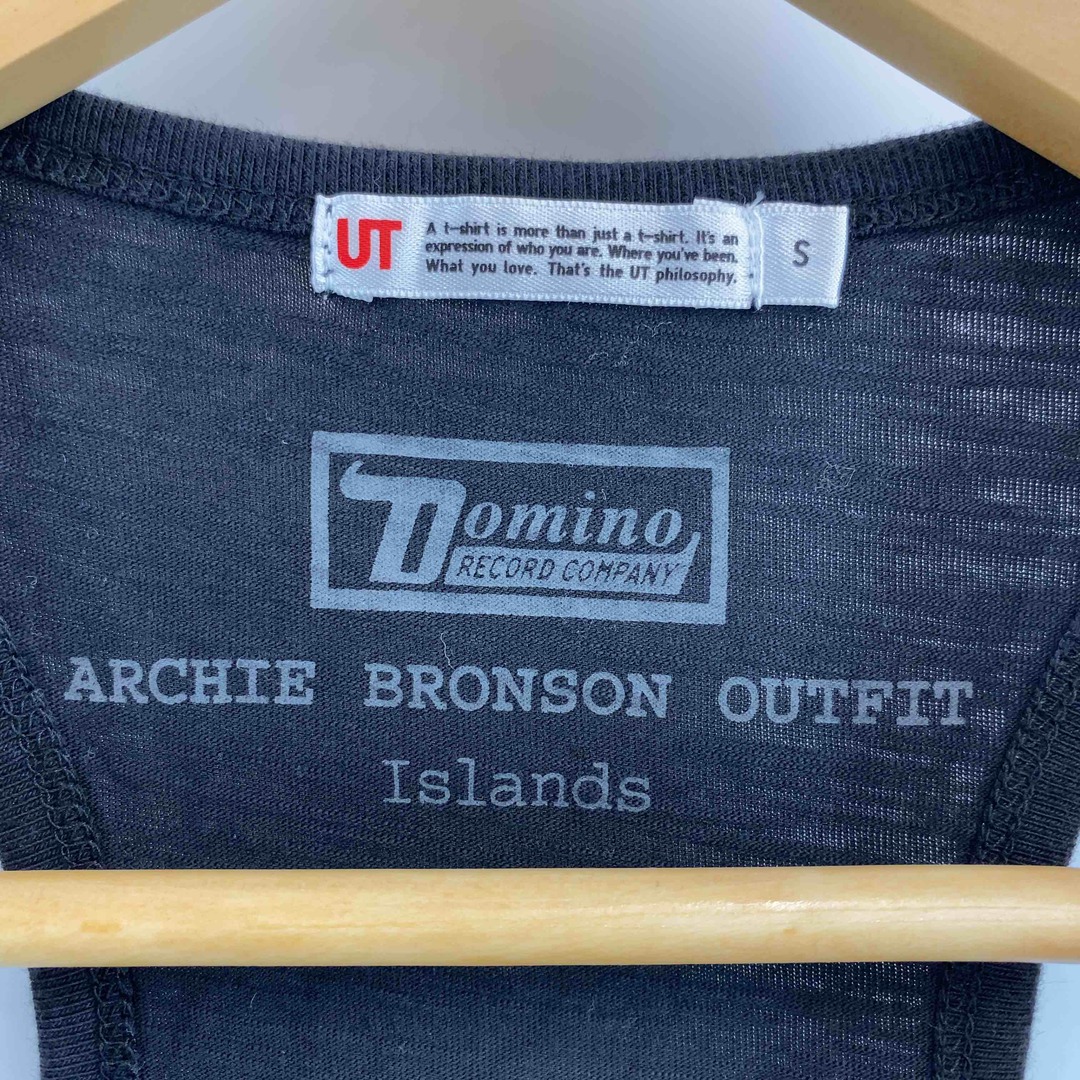 UNIQLO(ユニクロ)のUNIQLO ユニクロ レディース Tシャツ（袖なし）ARCHIE BRONSON OUTFIT Domino タンクトップ レディースのトップス(Tシャツ(半袖/袖なし))の商品写真