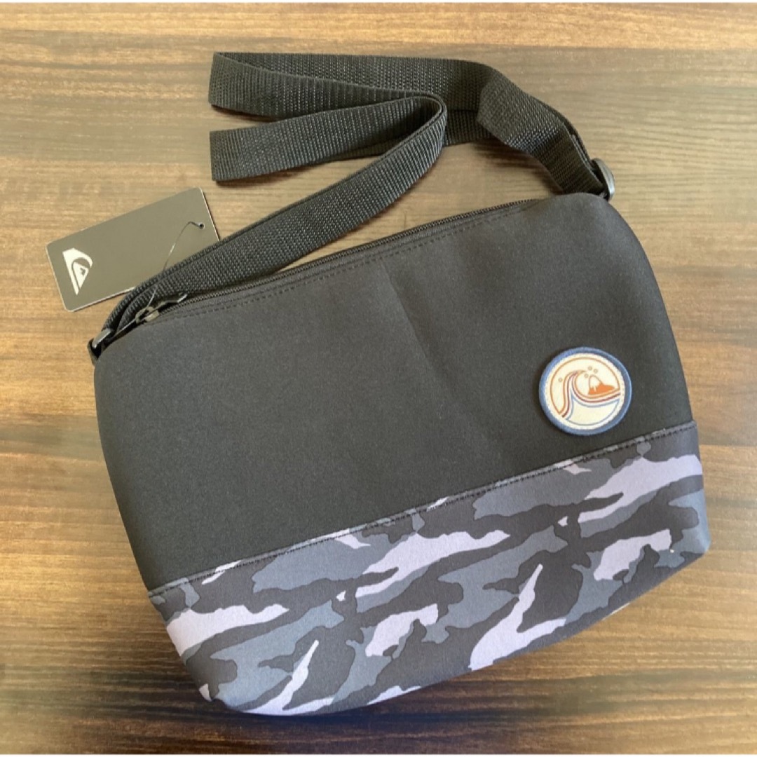 QUIKSILVER(クイックシルバー)のクイックシルバー ショルダーバッグ 迷彩柄 × 黒 メンズのバッグ(ショルダーバッグ)の商品写真